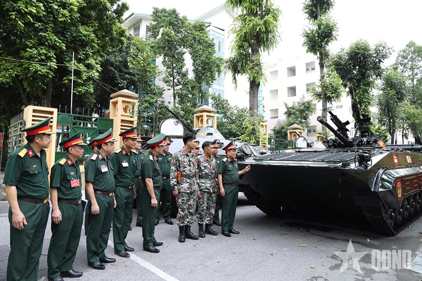 Trung tướng Trần Minh Đức thăm hỏi động viên các đồng chí của kíp xe tăng thiết giáp thực hiện nhiệm vụ diễu binh, diễu hành A80.