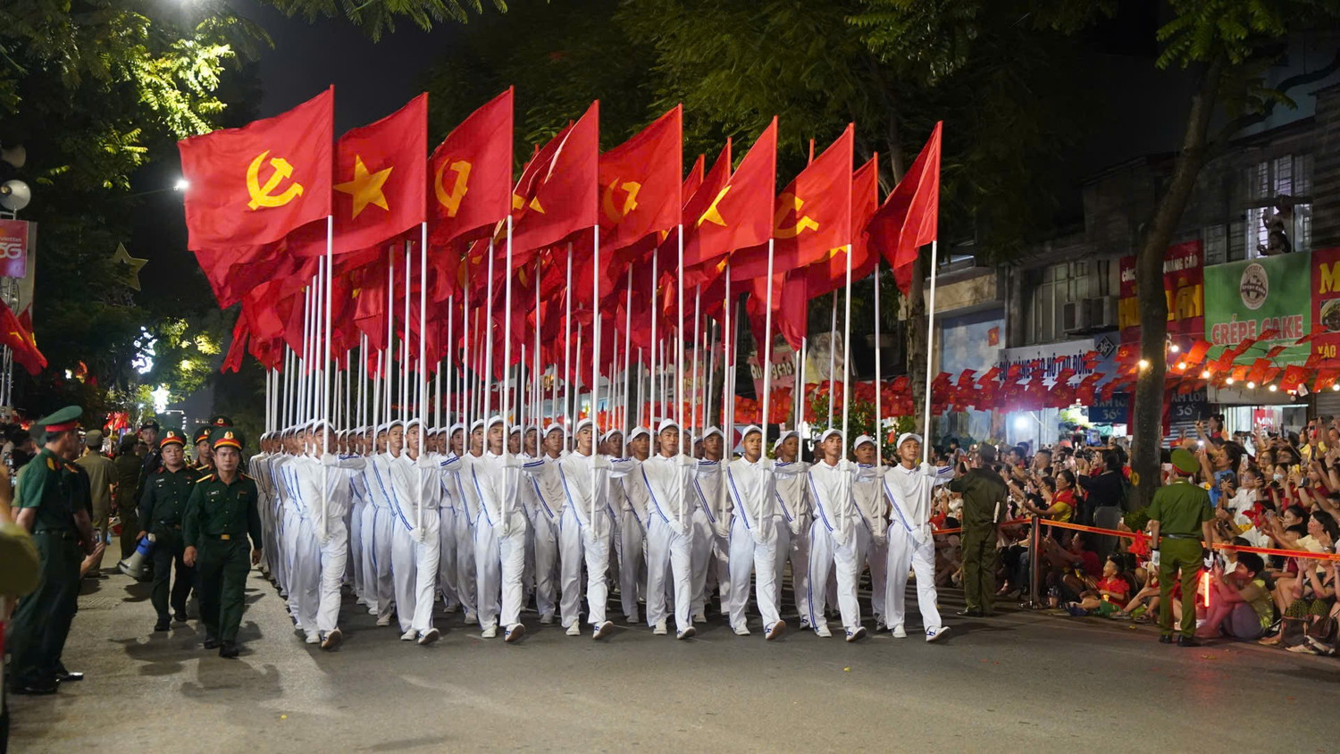 Khối hồng kỳ là một trong những khối đầu tiên tiến về lễ đài trong buổi hợp luyện tối 21/8