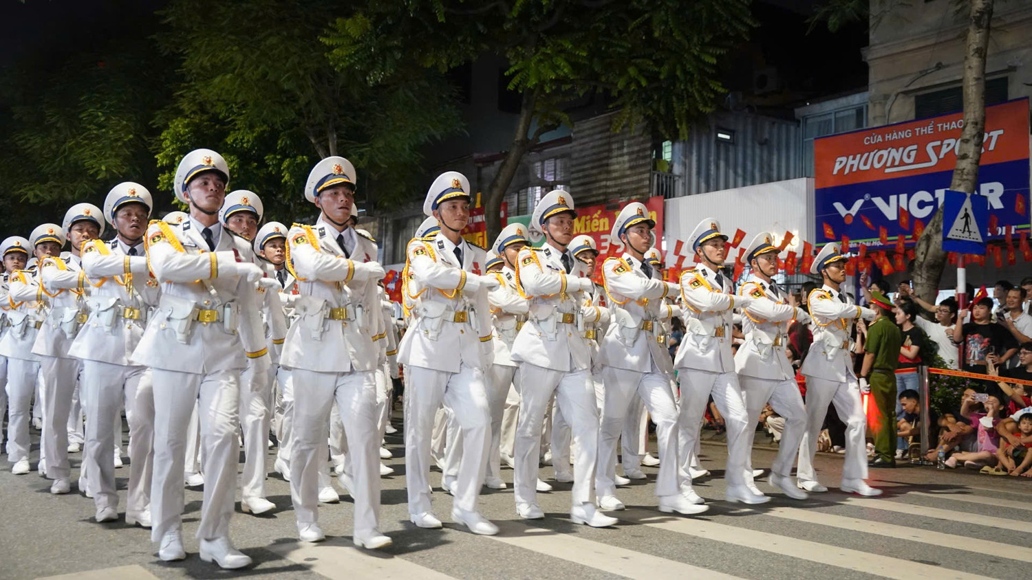 Khối sĩ quan Hải quân trong trang phục màu trắng