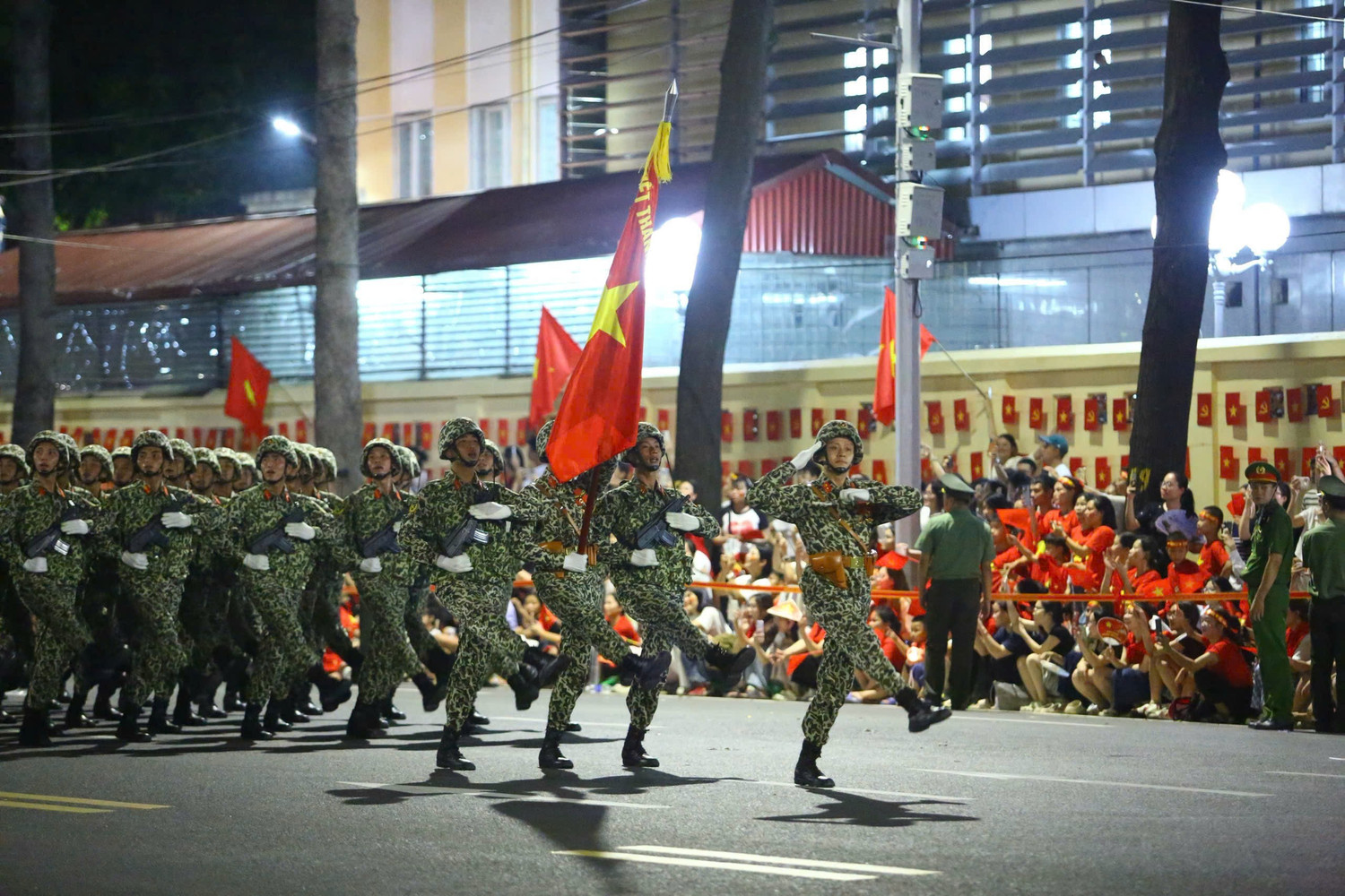 Khối chiến sĩ đặc công với trang phục dã chiến, trang bị hiện đại, từng bước đi chắc nịch, uy dũng, tái hiện hình ảnh lực lượng tinh nhuệ, thiện chiến.