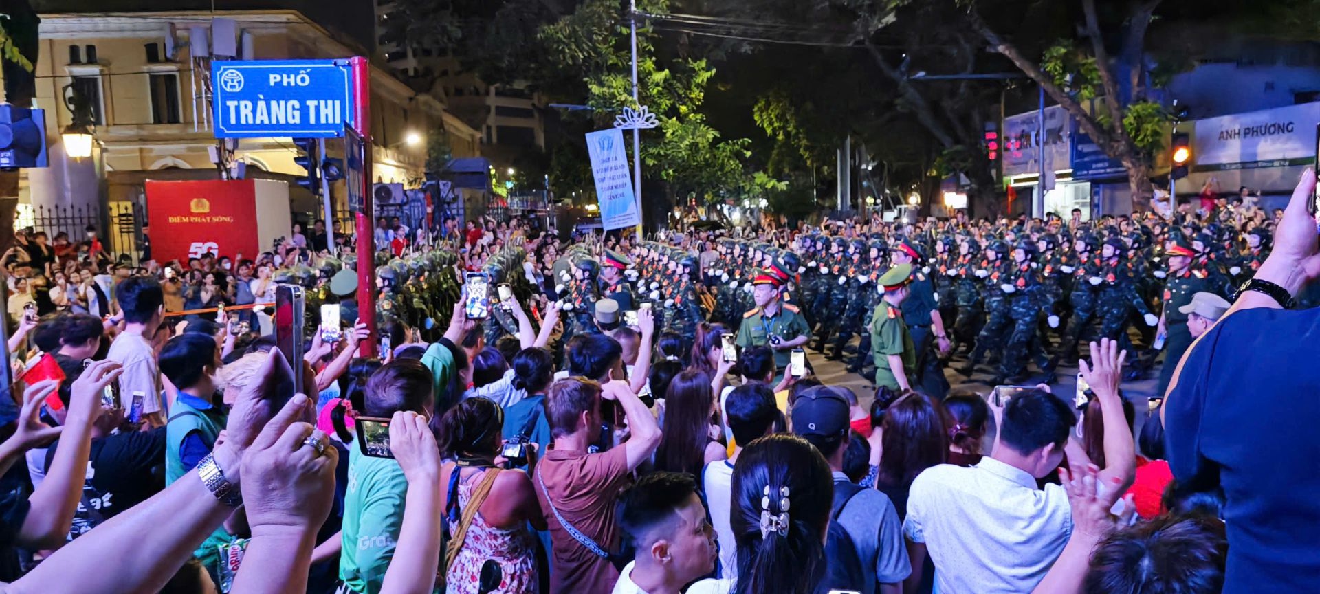 Mọi người từ khắp độ tuổi đều háo hức, phấn khởi, không ngừng vỗ tay, reo hò