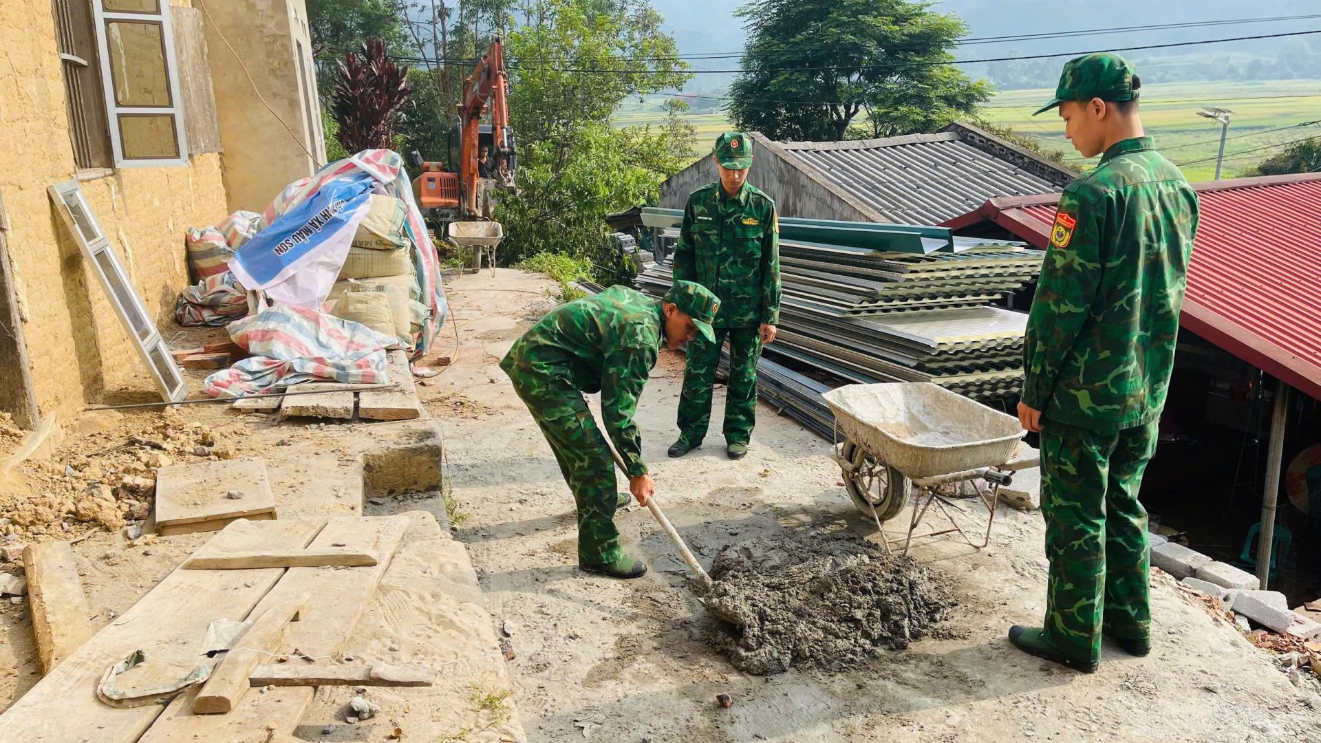 Bộ đội Biên phòng Chi Ma trực tiếp góp công sức trong quá trình xây dựng, giúp người dân biên giới có mái ấm kiên cố.