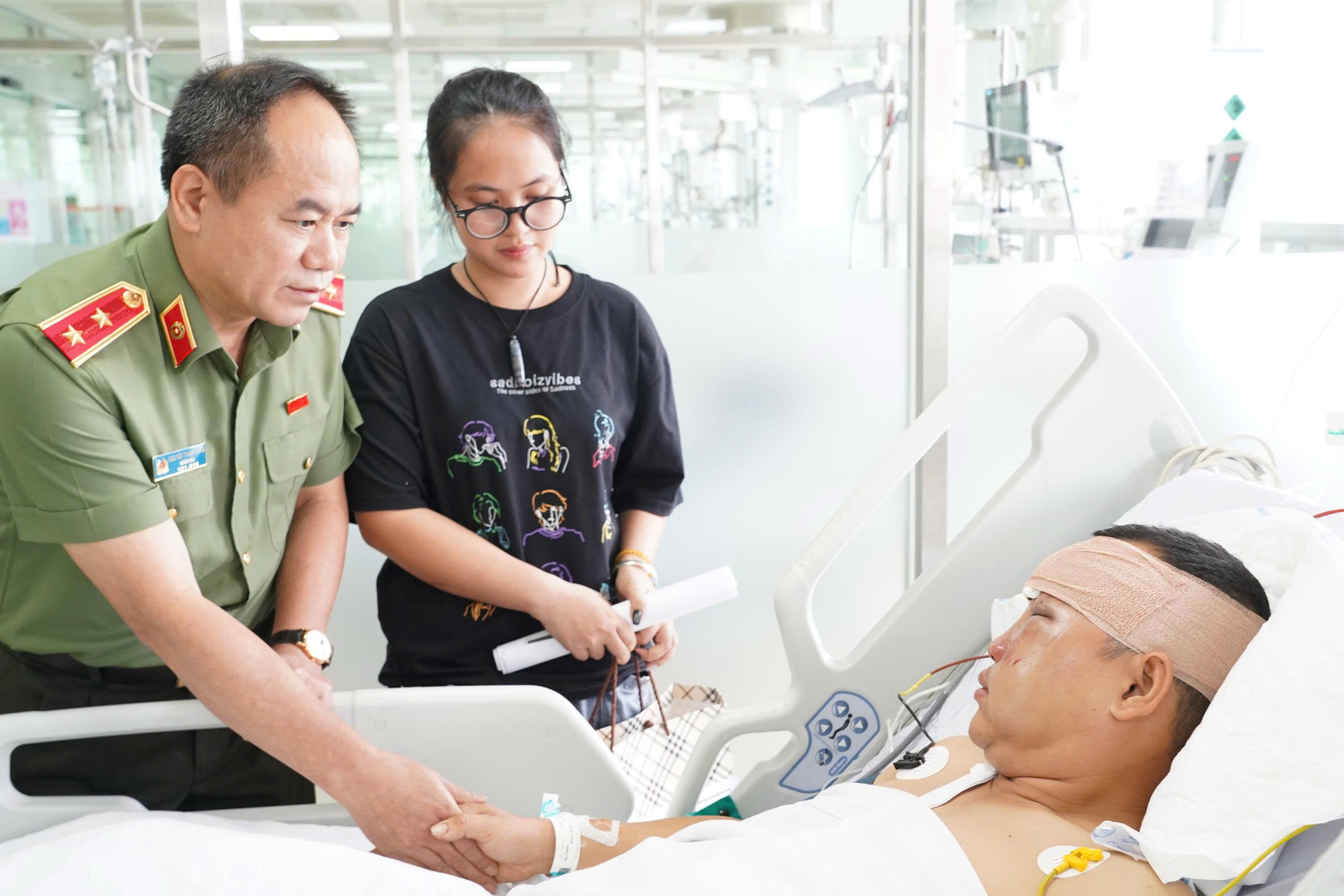 Giám đốc Công an Hà Nội thăm hỏi, động viên cán bộ bị thương khi làm nhiệm vụ