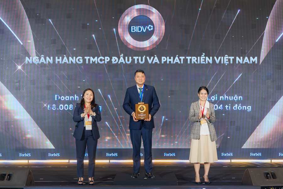 Tổng Giám đốc BIDV Lê Ngọc Lâm nhận biểu trưng vinh danh “Top 50 công ty niêm yết tốt nhất Việt Nam” tại sự kiện