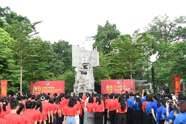 Các đại biểu và hội viên, thanh niên dự Lễ chào cờ ở đầu cầu Hà Nội. Ảnh: suckhoedoisong.vn