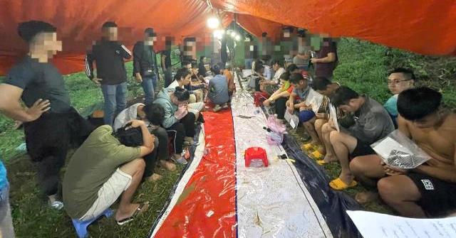 Sòng bạc được tổ chức tại khu vực đồi keo lá tràm với địa hình phức tạp, nhiều vòng đai cảnh giác nghiêm ngặt.