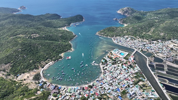 Vịnh Vĩnh Hy, xã Vĩnh Hải, tỉnh Khánh Hòa, danh thắng Quốc Gia, một trong những vịnh đẹp nhất Việt Nam.