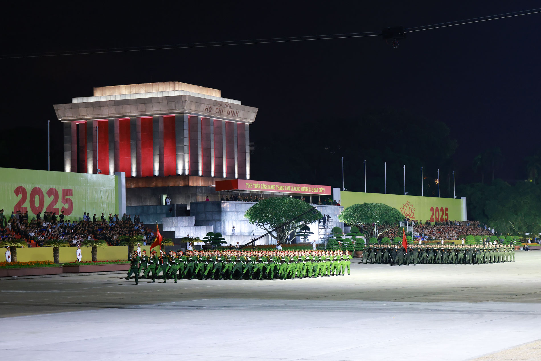 Các khối Công an diễu binh qua lễ đài.