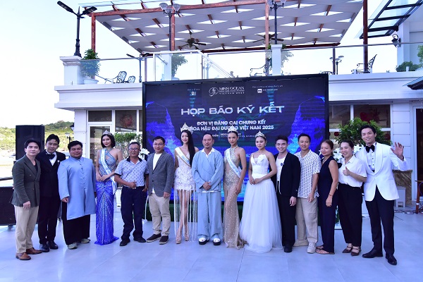 Ban tổ chức và các đại biểu chụp ảnh lưu niệm