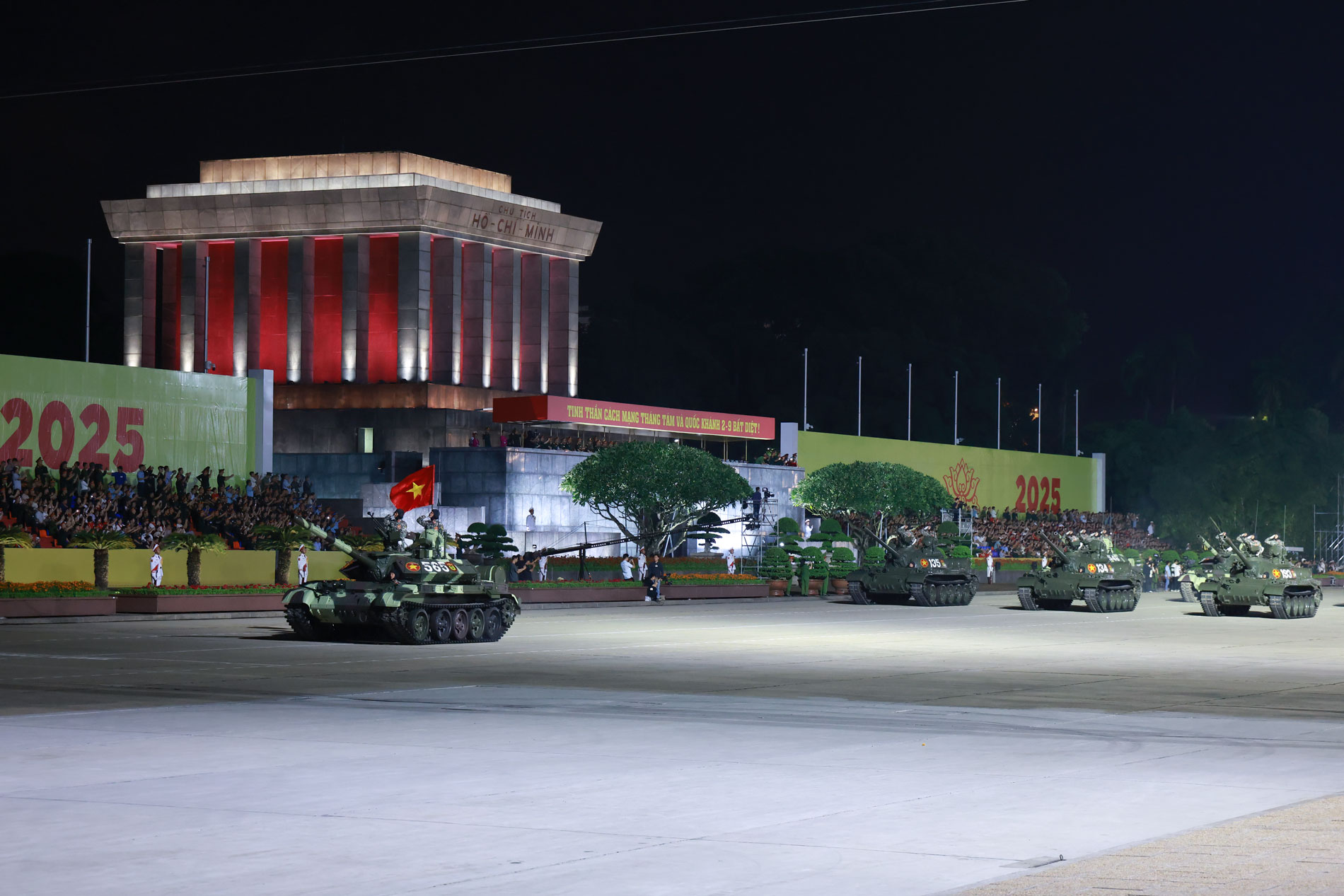 Khối xe pháo, khí tài quân sự của Quân đội nhân dân Việt Nam tiến qua lễ đài.