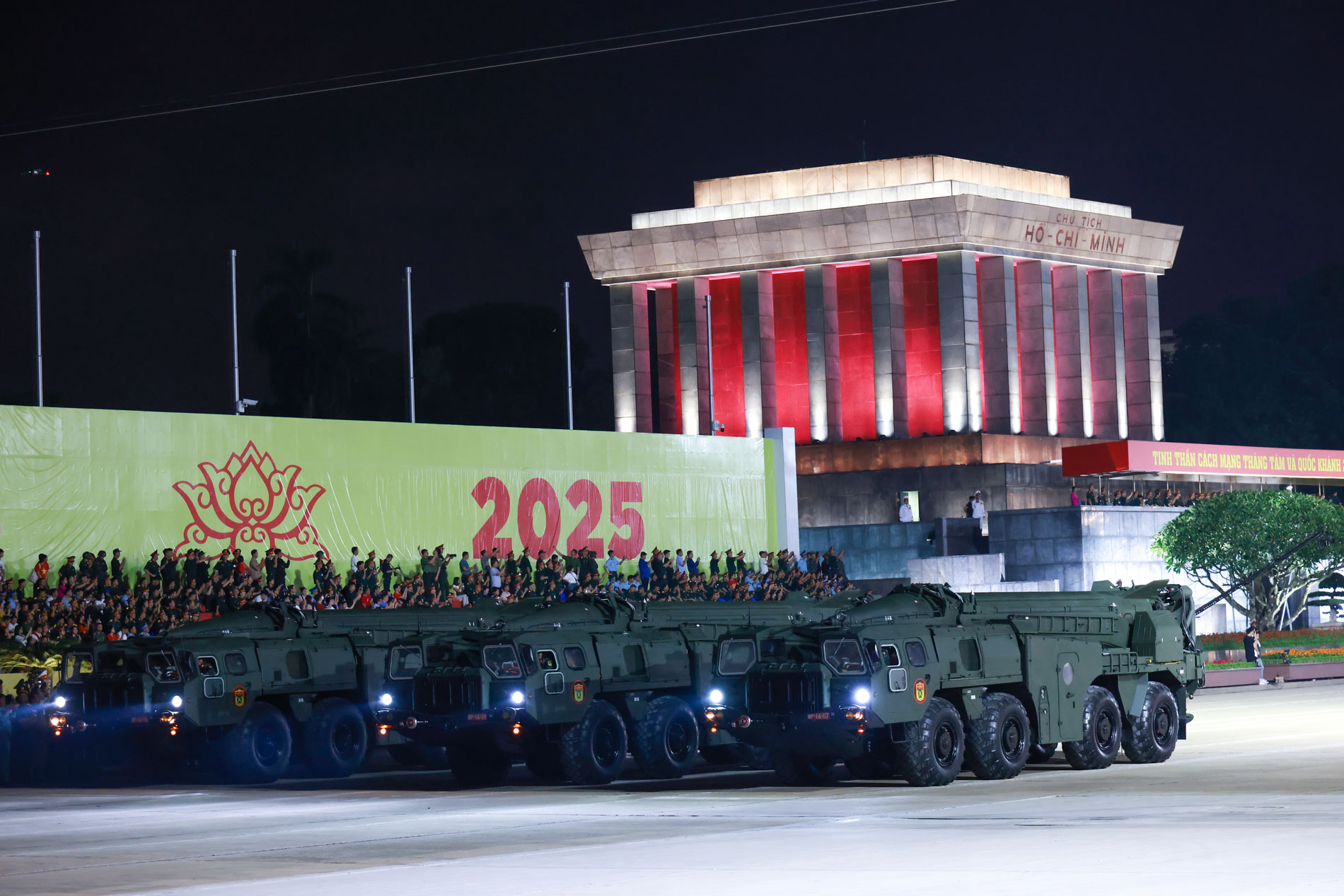Khối xe pháo, khí tài quân sự của Quân đội nhân dân Việt Nam tiến qua lễ đài.