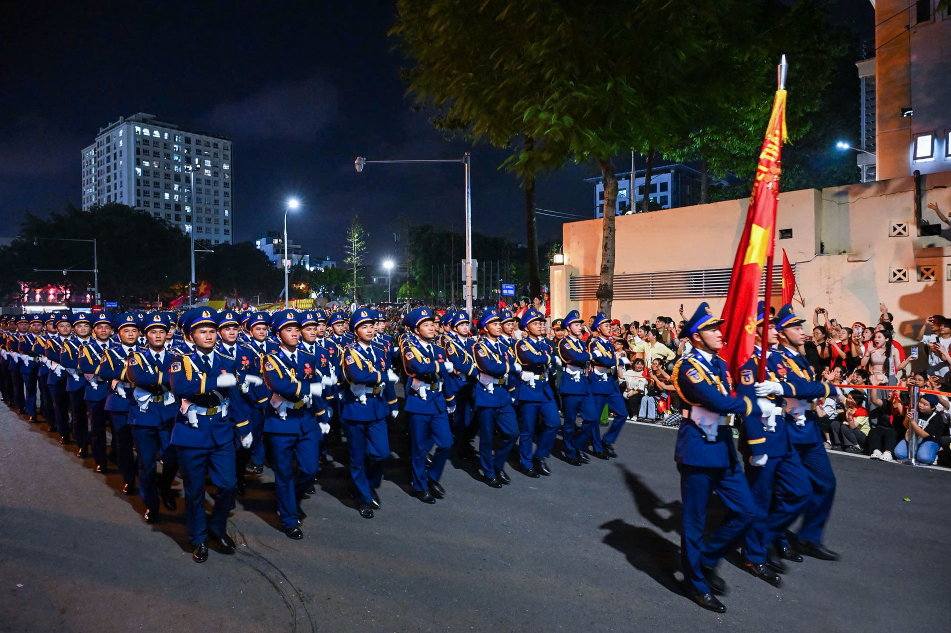 Khối sĩ quan Cảnh sát biển Việt Nam đi trong vòng tay nhân dân với những tiếng reo hò không ngớt.