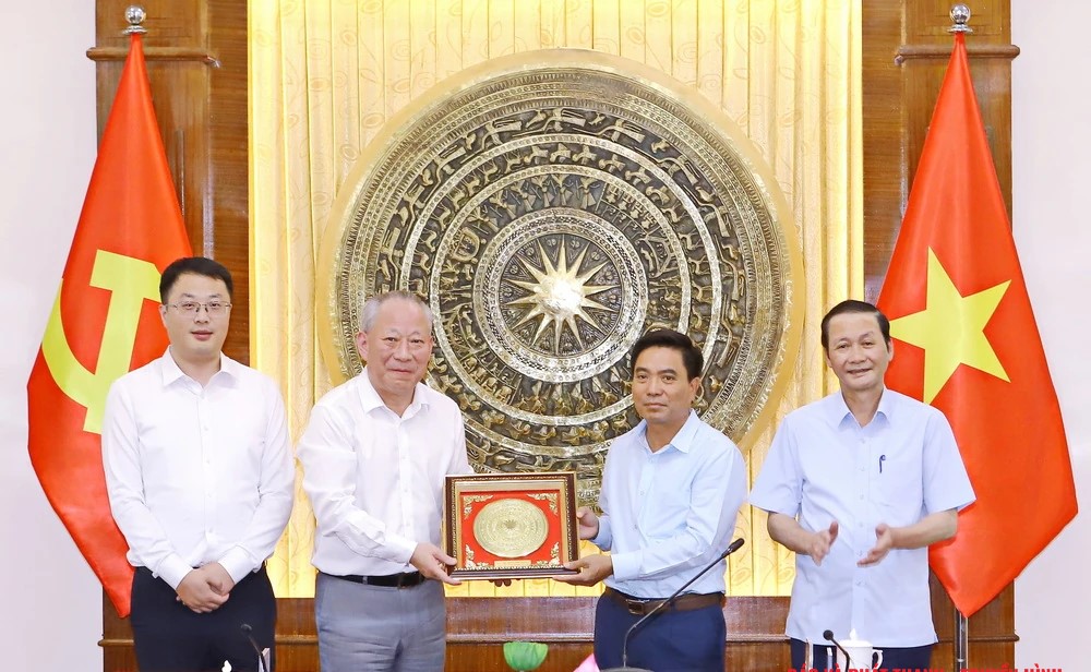 Bí thư Tỉnh ủy Nguyễn Doãn Anh và Chủ tịch UBND tỉnh Đỗ Minh Tuấn trao quà lưu niệm cho ông Nghiêm Giới Hòa.