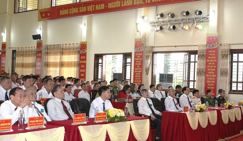 Đồng chí Mai Xuân Bình, Tỉnh ủy viên, Giám đốc Sở Tư pháp, tặng hoa chúc mừng Ban Chấp hành Đảng bộ xã Trường Văn, nhiệm kỳ 2025-2030. Đồng chí Mai Xuân Bình, Tỉnh ủy viên, Giám đốc Sở Tư pháp, tặng hoa chúc mừng Ban Chấp hành Đảng bộ xã Trường Văn, nhiệm kỳ 2025-2030.