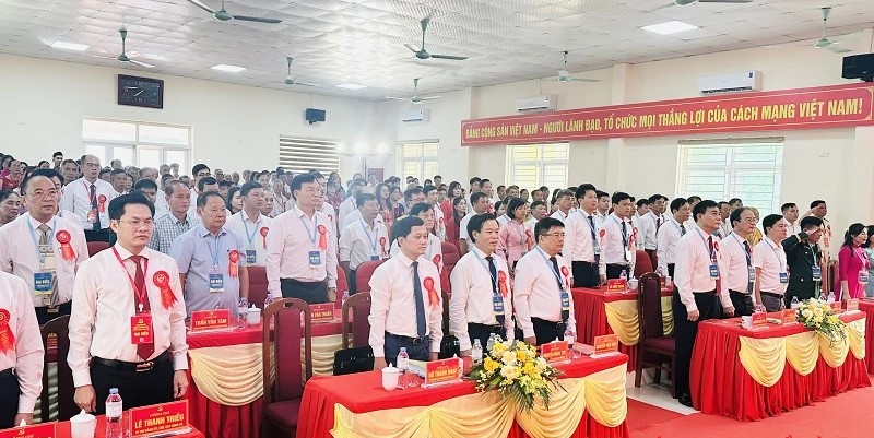 Các đại biểu thực hiện nghi thức chào cờ Các đại biểu thực hiện nghi thức chào cờ