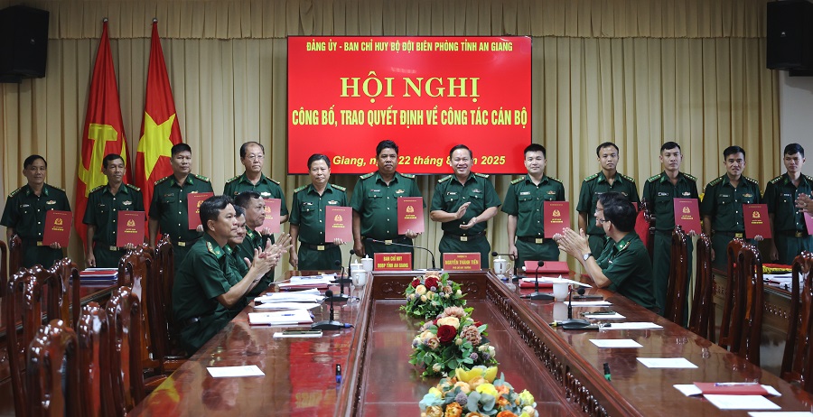 Bộ đội Biên phòng tỉnh An Giang trao quyết định công tác cán bộ