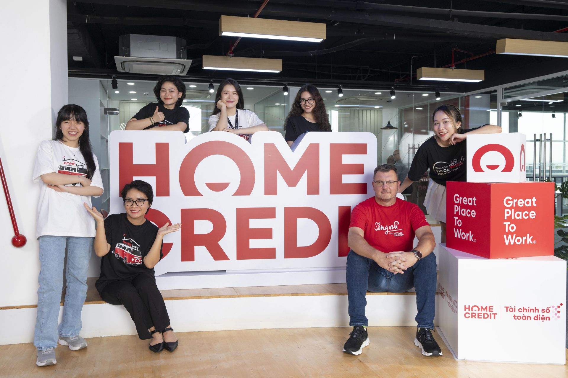 Ông Jakub Kudrna cùng đội ngũ nhân viên Home Credit Việt Nam. Ảnh: Home Credit