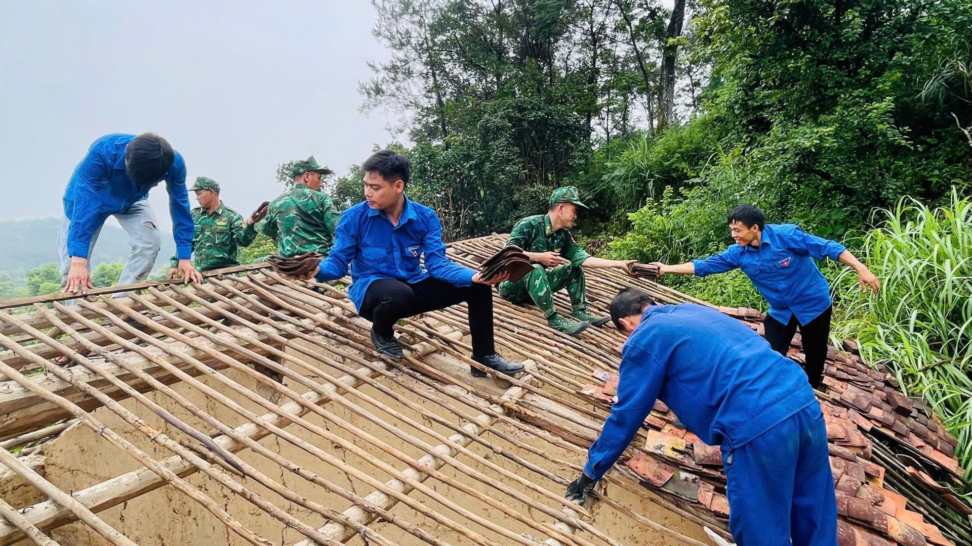 Cán bộ, chiến sĩ Đồn Biên phòng Cửa khẩu Chi Ma cùng đoàn viên, thanh niên và người dân địa phương hỗ trợ tháo dỡ, sửa chữa nhà cho hộ nghèo xã Mẫu Sơn.