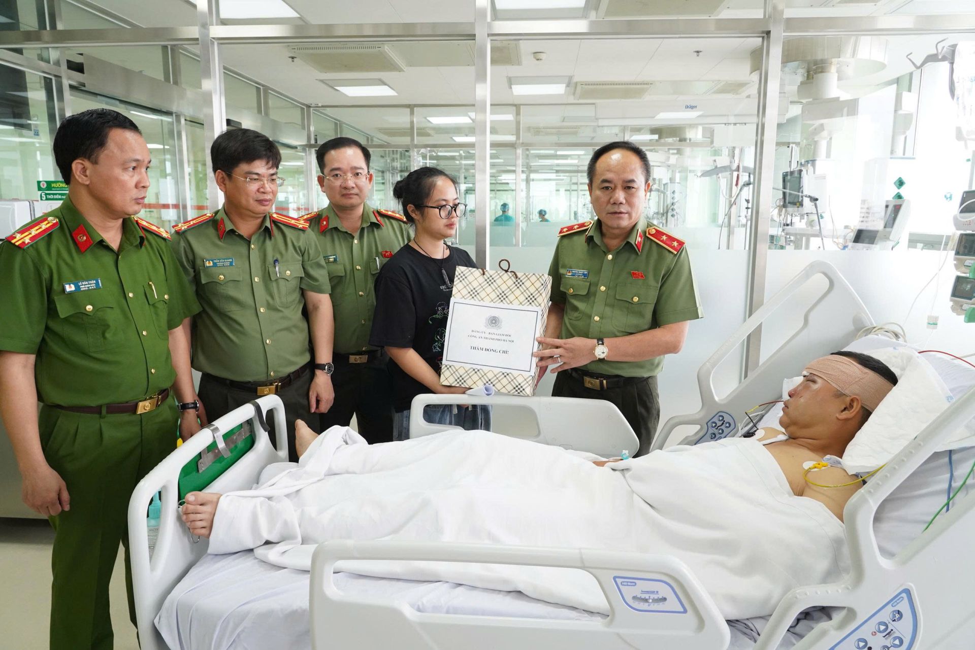 Đồng chí Giám đốc Công an Thành phố cùng đoàn công tác trao quà, Bằng khen cho Đại úy Lê Đình Công