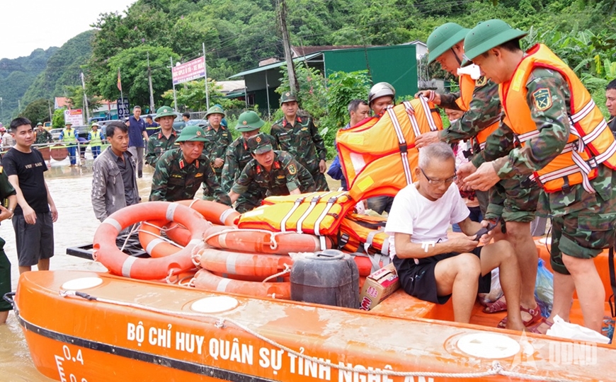 LLVT Quân khu 4 vượt lũ đưa bệnh nhân đi cấp cứu tại vùng lũ Con Cuông, tỉnh Nghệ An (tháng 7-2025).