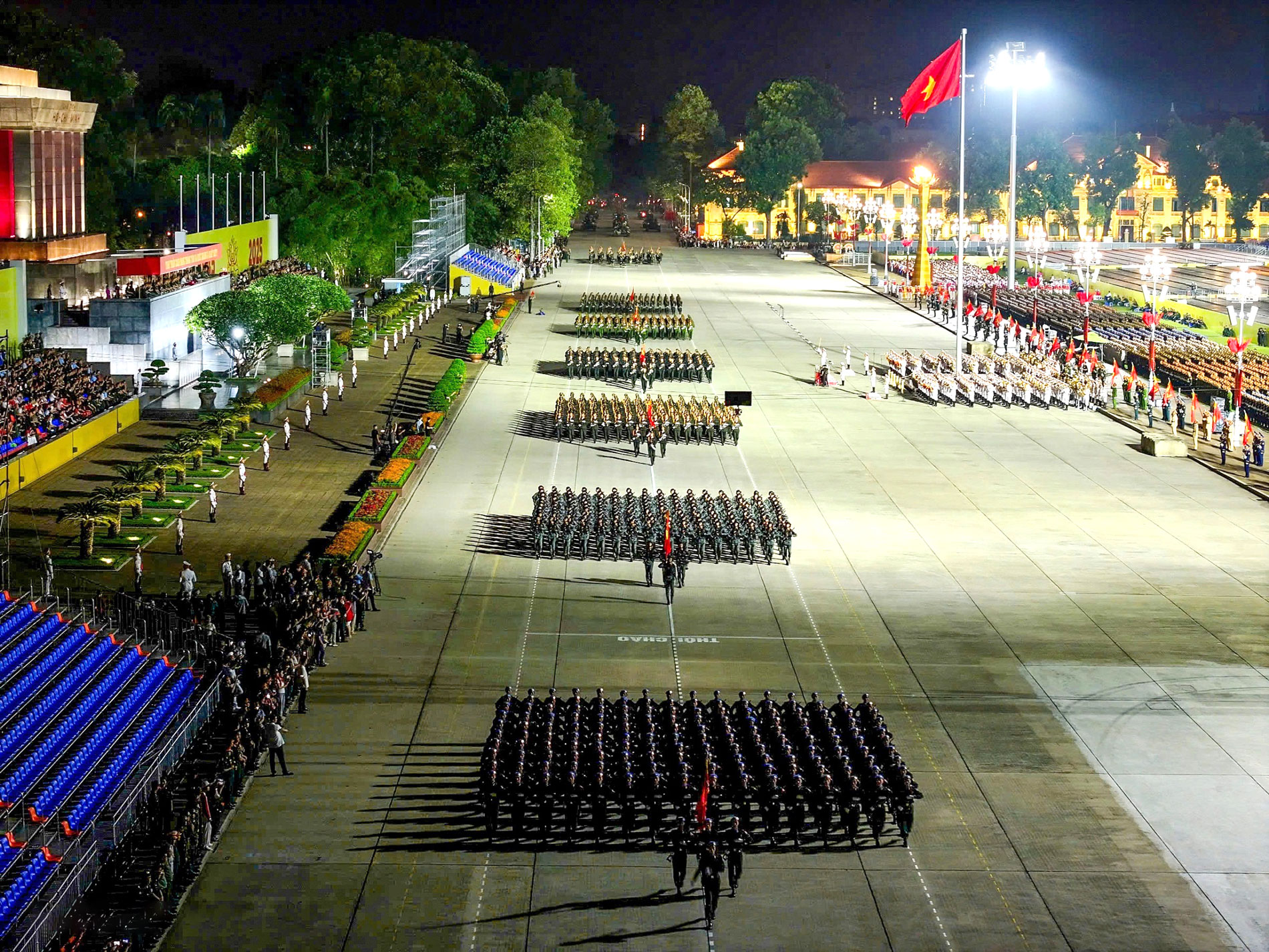 Các khối lần lượt diễu binh qua lễ đài.