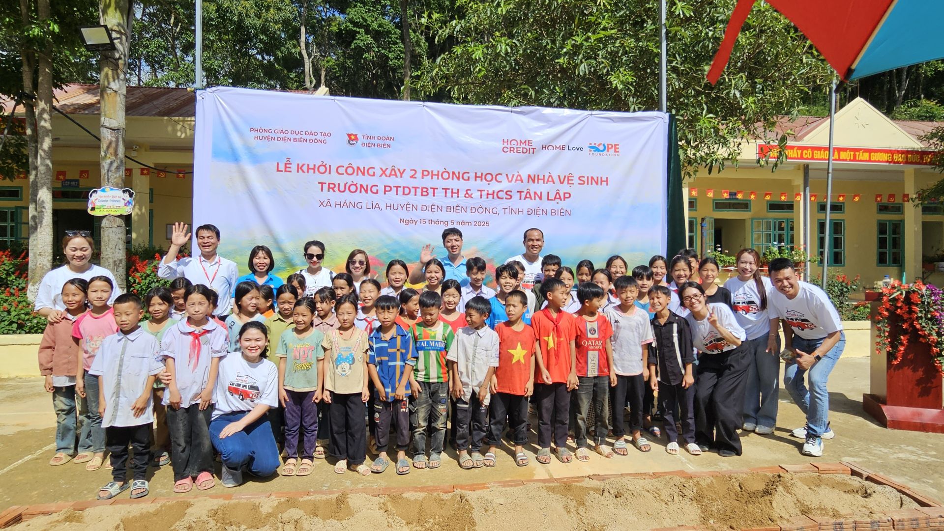 Chuyến xe Home Love của Home Credit tiếp tục lăn bánh đến những điểm trường khó khăn để cùng chung tay xây dựng một tương lai tươi sáng cho thế hệ trẻ Việt Nam. Ảnh: Home Credit