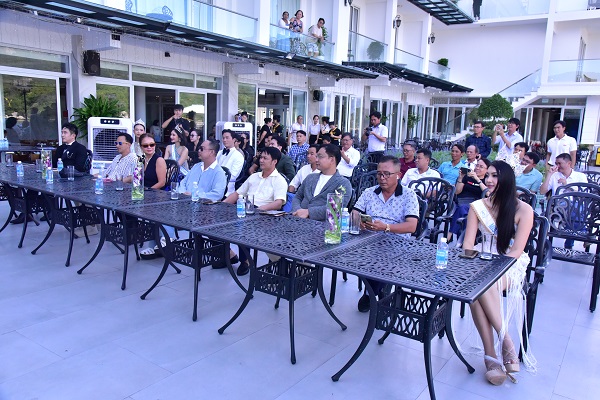 Đại biểu đến dự