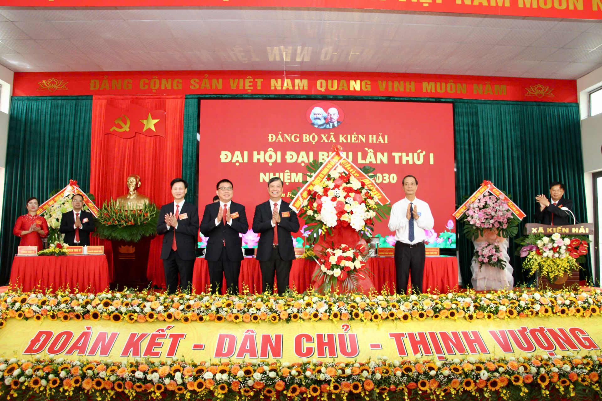 Đồng chí Đỗ Mạnh Hiến, Phó Bí thư Thường trực Thành ủy tặng hoa chúc mừng Đại hội.