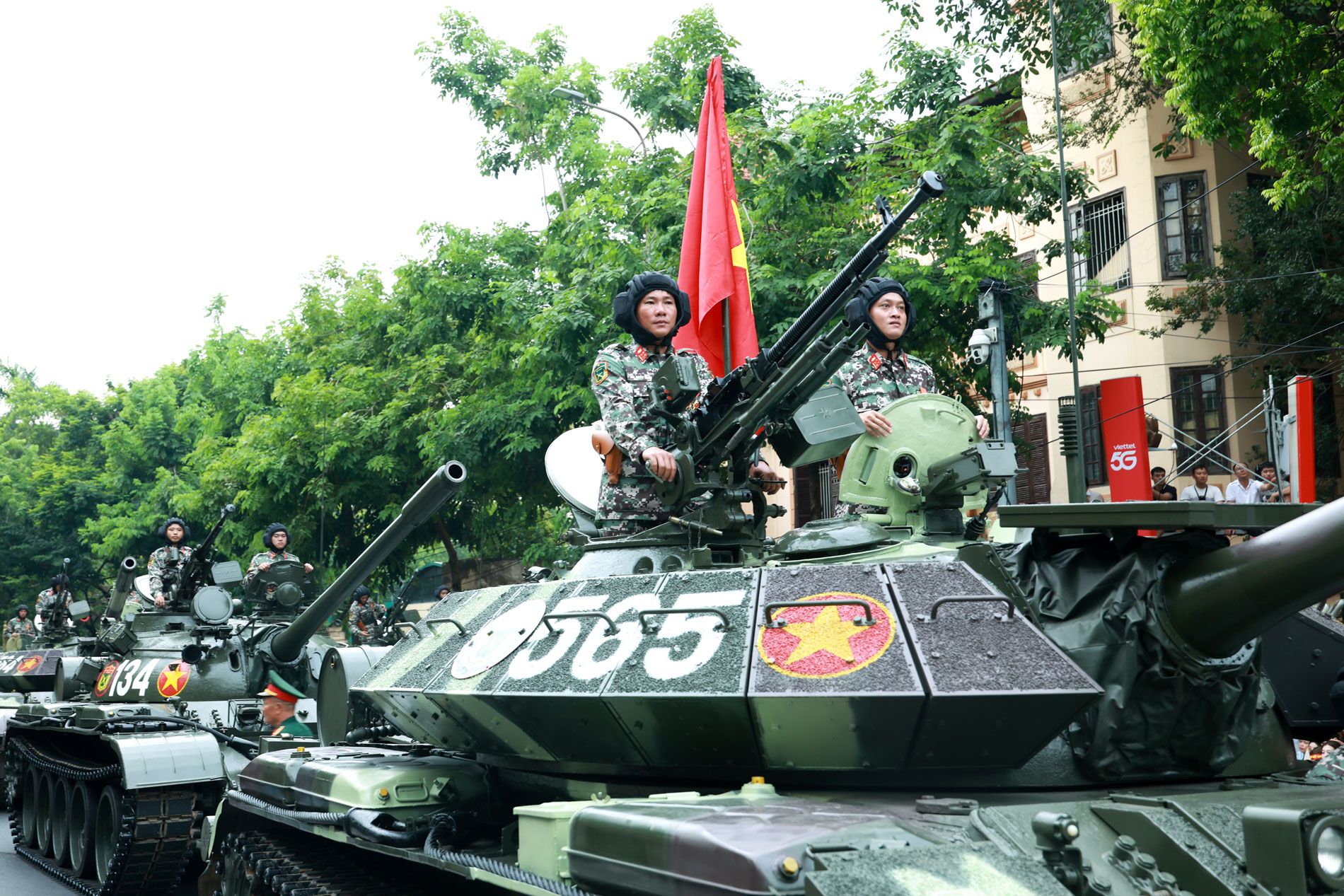 Các loại xe pháo, khí tài cơ động vào vị trí tập kết để sẵn sàng cho buổi tổng hợp luyện.