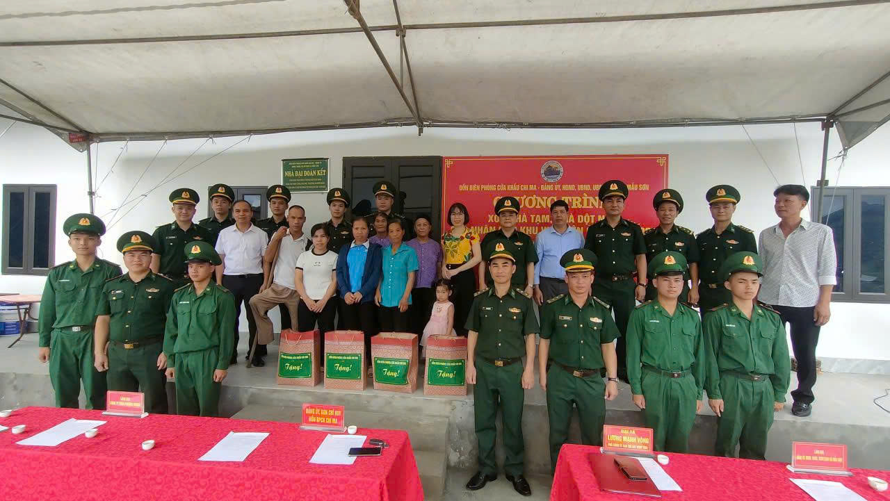 Đồn Biên phòng Cửa khẩu Chi Ma khánh thành “Nhà Đại đoàn kết” và tặng quà cho 5 hộ gia đình khó khăn ở xã Mẫu Sơn.