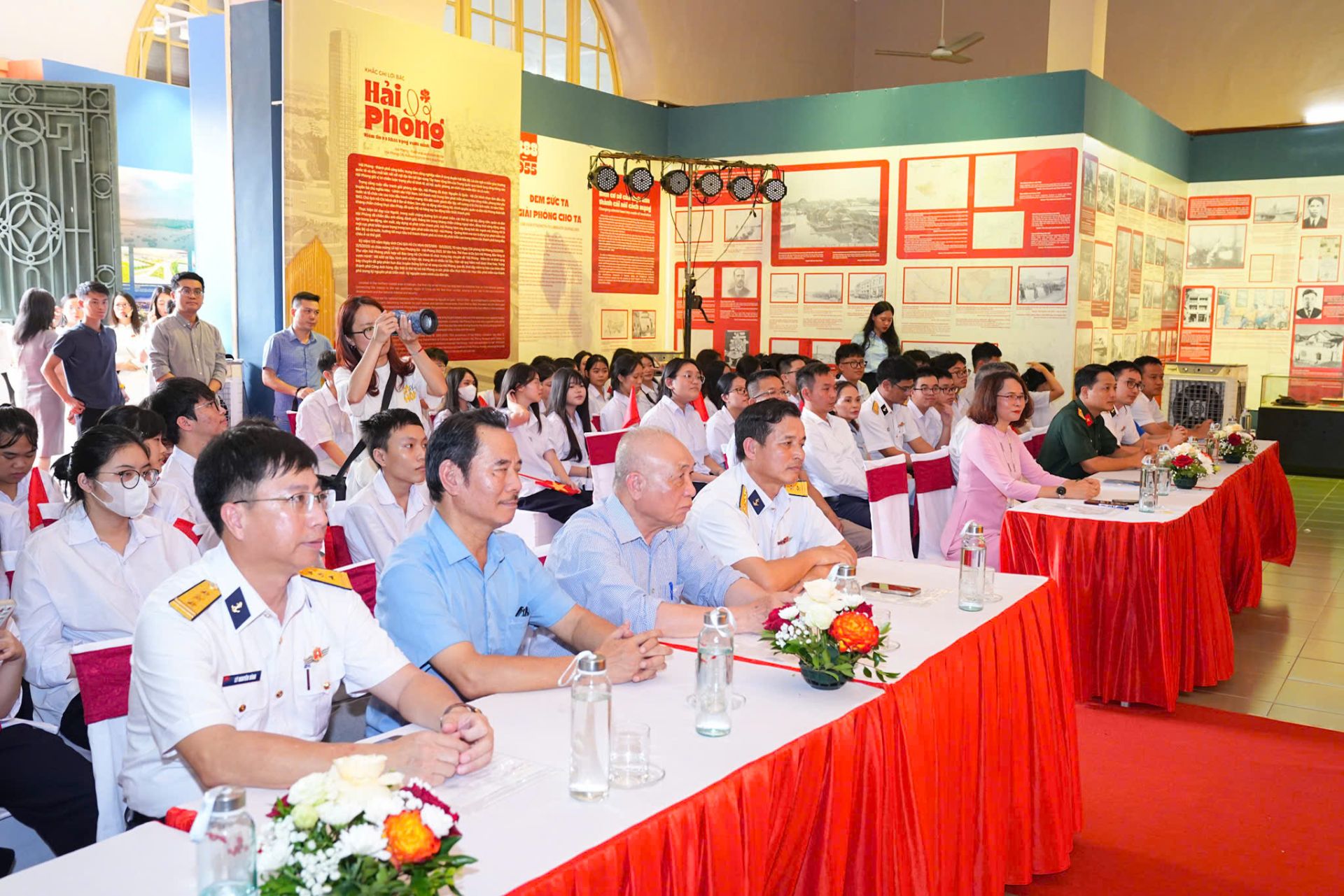 Đại biểu tham dự chương trình. Đại biểu tham dự chương trình.