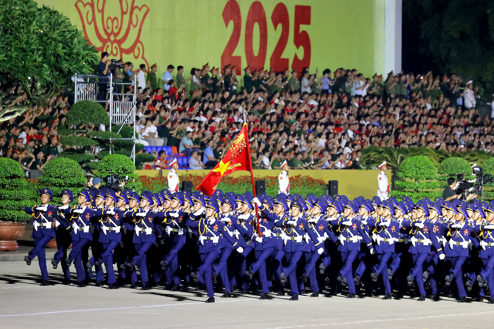 Khối sĩ quan Cảnh sát biển Việt Nam sải bước trên Quảng trường Ba Đình.