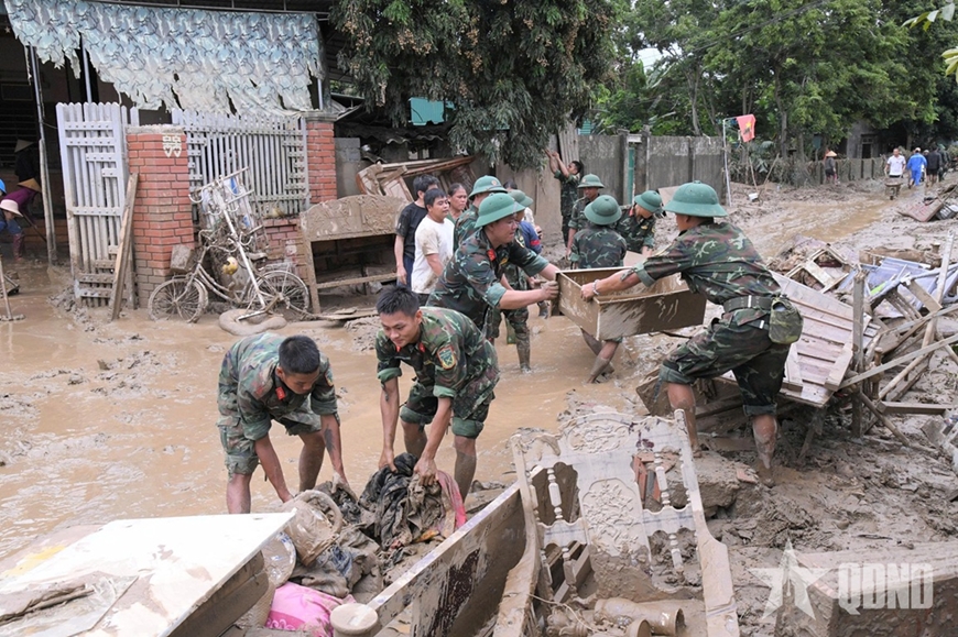 Cán bộ, chiến sĩ Trung đoàn 1, Sư đoàn 324 (Quân khu 4) giúp dân khắc phục hậu quả lũ lụt tại xã Tương Dương, Nghệ An.