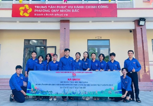 Lực lượng Đoàn viên, thanh niên phường Quy Nhơn Bắc tham gia hỗ trợ người dân thực hiện dịch vụ hành chính công. Ảnh: QNB Lực lượng Đoàn viên, thanh niên phường Quy Nhơn Bắc tham gia hỗ trợ người dân thực hiện dịch vụ hành chính công. Ảnh: QNB