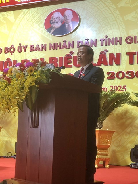 Ông Nguyễn Tuấn Thanh trình bày Báo cáo tại Đại hội. Ảnh: VH