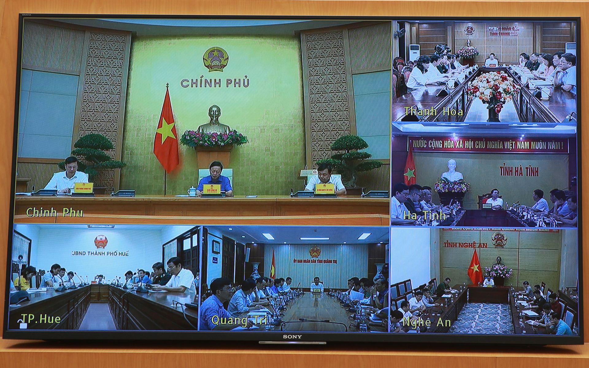 Phó Thủ tướng Trần Hồng Hà chủ trì cuộc họp chuẩn bị công tác ứng phó với Áp thấp nhiệt đới có thể mạnh lên thành bão số 5 (Kajiki) khi đi vào biển Đông - Ảnh: VGP/Minh Khôi