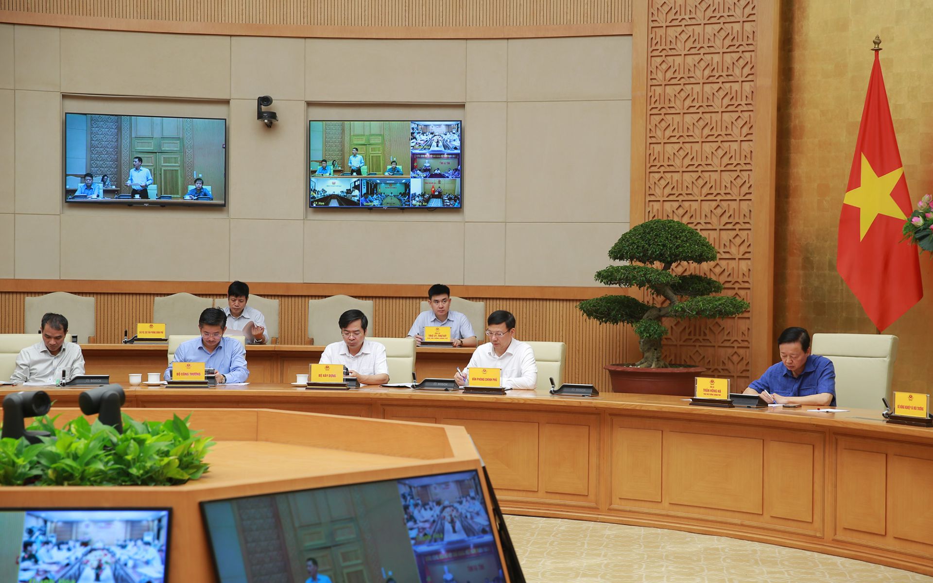 Lãnh đạo các bộ, ngành, địa phương báo cáo - Ảnh: VGP/Minh Khôi