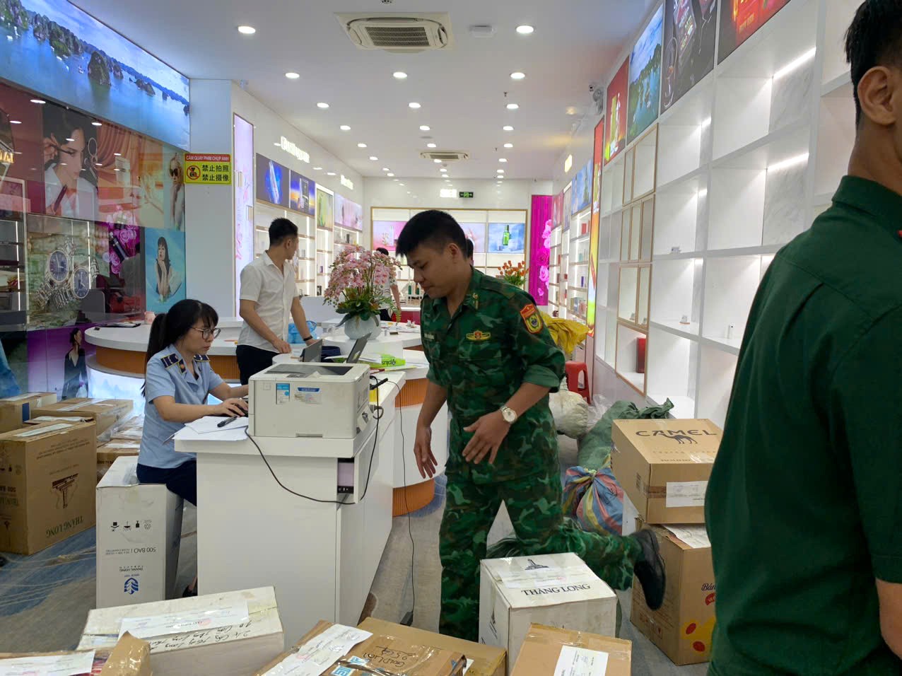 Lực lượng chức năng kiểm tra, thu giữ nhiều hàng hóa có dấu hiệu vi phạm