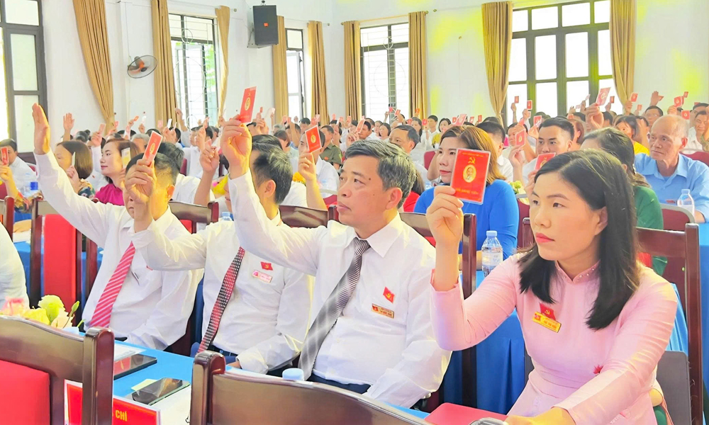 Các đại biểu biểu quyết thông qua Nghị quyết Đại hội. Các đại biểu biểu quyết thông qua Nghị quyết Đại hội.