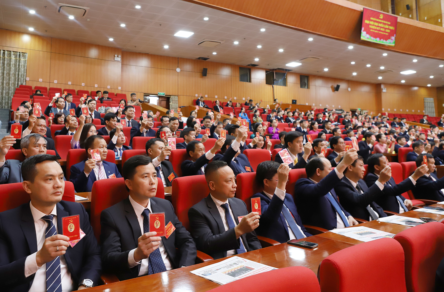 Các đại biểu biểu quyết tại Đại hội.