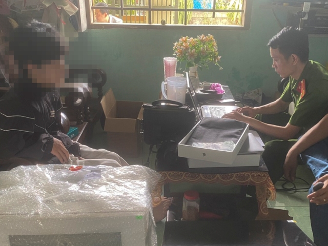 Quảng Trị: Bắt giữ thiếu niên làm giả hàng trăm hóa đơn chuyển tiền để lừa đảo trên mạng