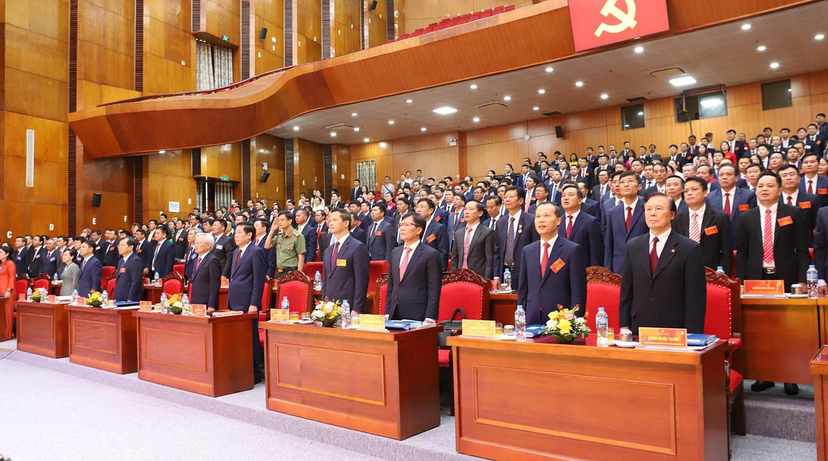 Các đại biểu dự Đại hội thực hiện nghi thức chào cờ