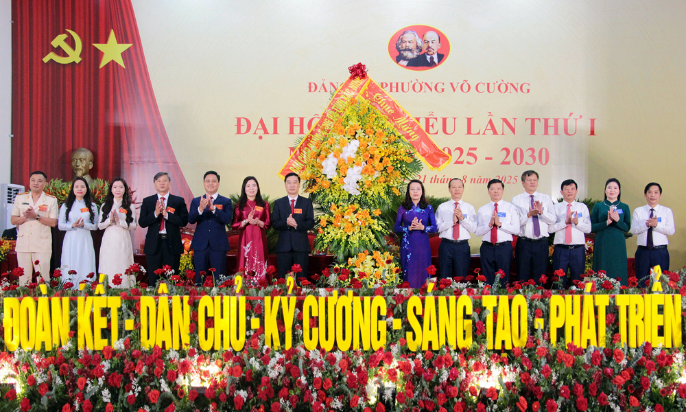 Đồng chí Nguyễn Thị Hương cùng các đai biểu chúc mừng Đại hội.