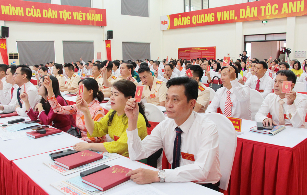 Các đại biểu biểu quyết thông qua Nghị quyết Đại hội.