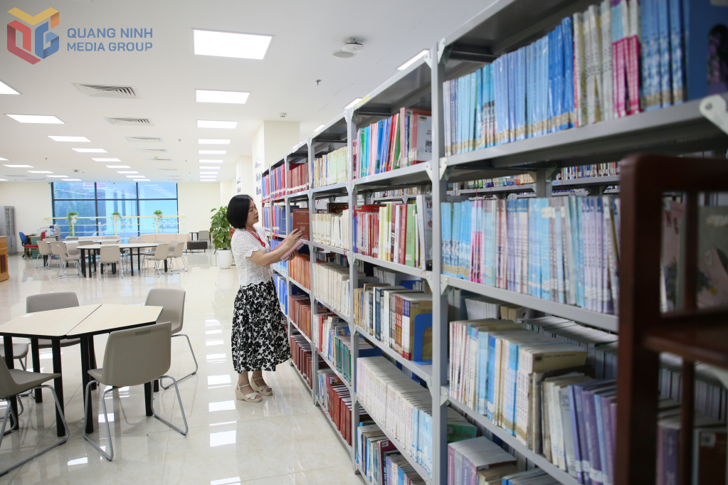 Cán bộ Trường Đại học Hạ Long kiểm đếm, sắp xếp lại hệ thống học liệu, sách báo, tạp chí tại Thư viện, sẵn sàng phục vụ hoạt động học tập, nghiên cứu của sinh viên trong năm học mới.