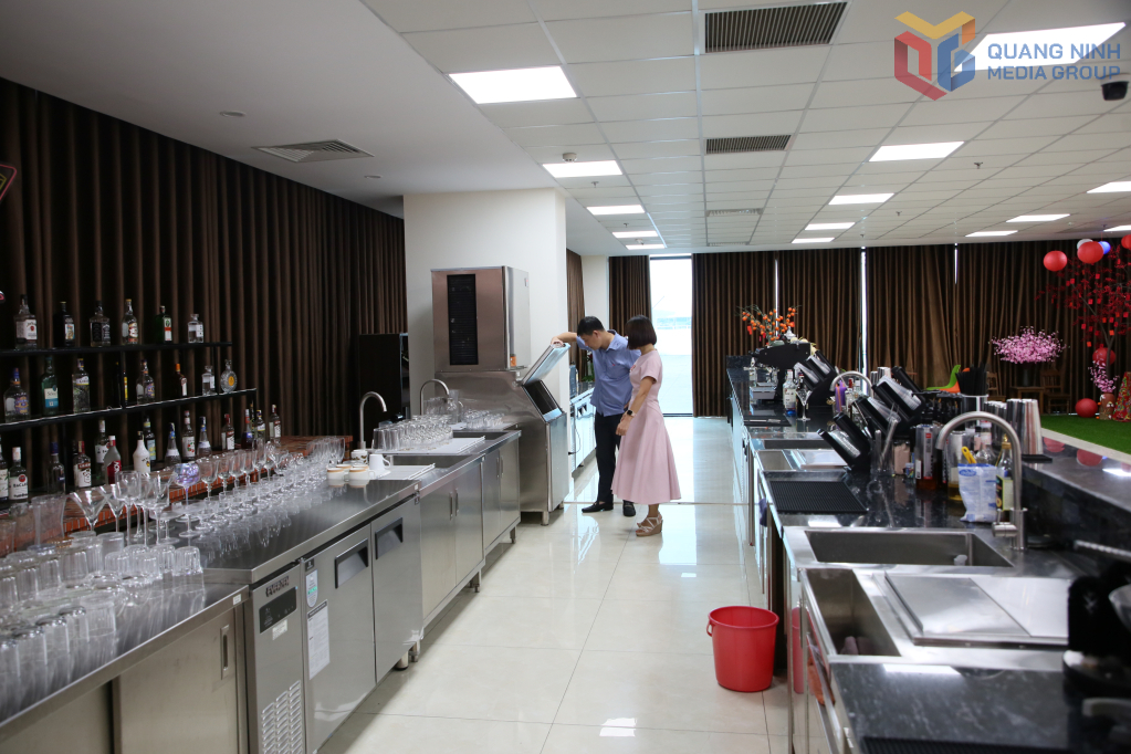 Cán bộ Trường Đại học Hạ Long kiểm tra, rà soát hệ thống trang thiết bị giảng dạy trước thềm năm học mới 2025-2026.