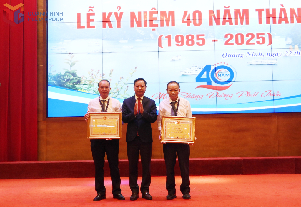 Ông Lê Văn Ánh, Phó Chủ tịch UBND tỉnh Quảng Ninh, tặng bằng khen của UBND tỉnh cho 2 cá nhân có thành tích xuất sắc. Ông Lê Văn Ánh, Phó Chủ tịch UBND tỉnh Quảng Ninh, tặng bằng khen của UBND tỉnh cho 2 cá nhân có thành tích xuất sắc.