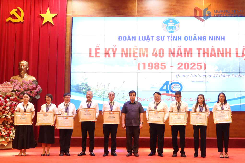 Luật sư, Tiến sĩ Đỗ Ngọc Thịnh, Chủ tịch Liên đoàn Luật sư Việt Nam, tặng bằng khen của Liên đoàn Luật sư Việt Nam cho các tập thể có thành tích xuất sắc. Luật sư, Tiến sĩ Đỗ Ngọc Thịnh, Chủ tịch Liên đoàn Luật sư Việt Nam, tặng bằng khen của Liên đoàn Luật sư Việt Nam cho các tập thể có thành tích xuất sắc.