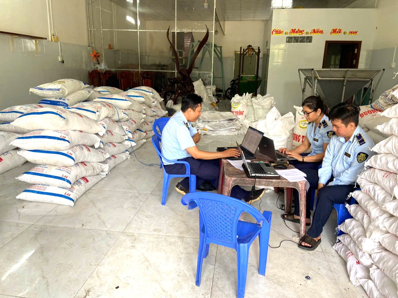 Đồng Tháp: Phát hiện 2,5 tấn đường cát nhập lậu tại phường Hồng Ngự