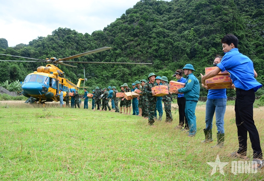 Trực thăng vận chuyển hàng cứu trợ khẩn cấp tới nhân dân vùng lũ phía Tây, Nghệ An.